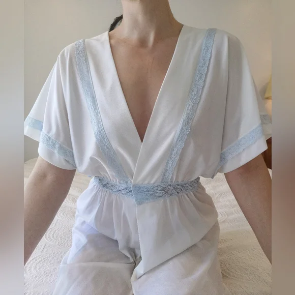 *sold*Medium vintage satin and lace robe, vintage bridal lingerie - Picture 5 of 5